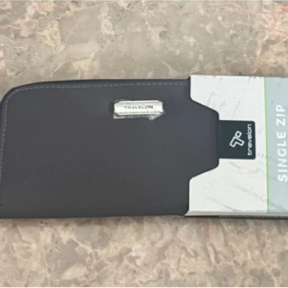 Travelon RFID Blocking Zip Wallet bag